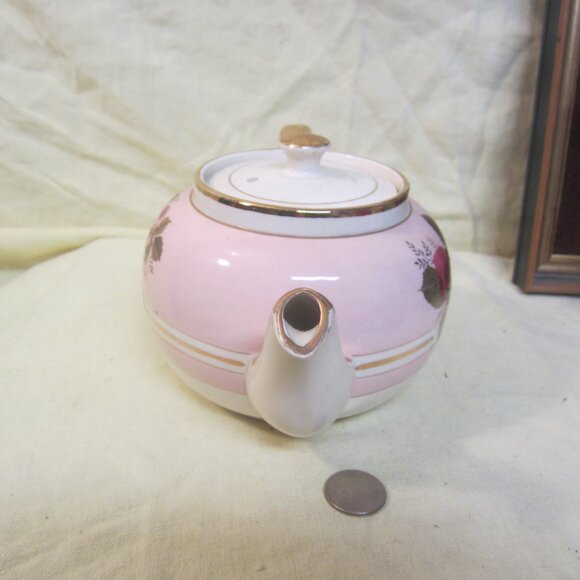 RARE VTG SADLER TEAPOT W/LID, PINK & CREAM W/ROSES, GOLD ACCENTS - Picture 5 of 12